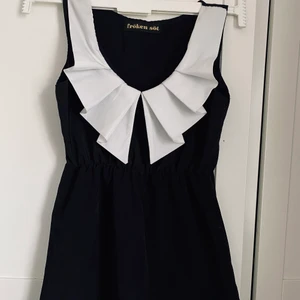 Söt svartvit topp med krage - Från Frökensöt. Använt skick. Har reparerats på baksidan, inget som syns när toppen sitter på. Otroligt älskad och gullig poppar-topp!