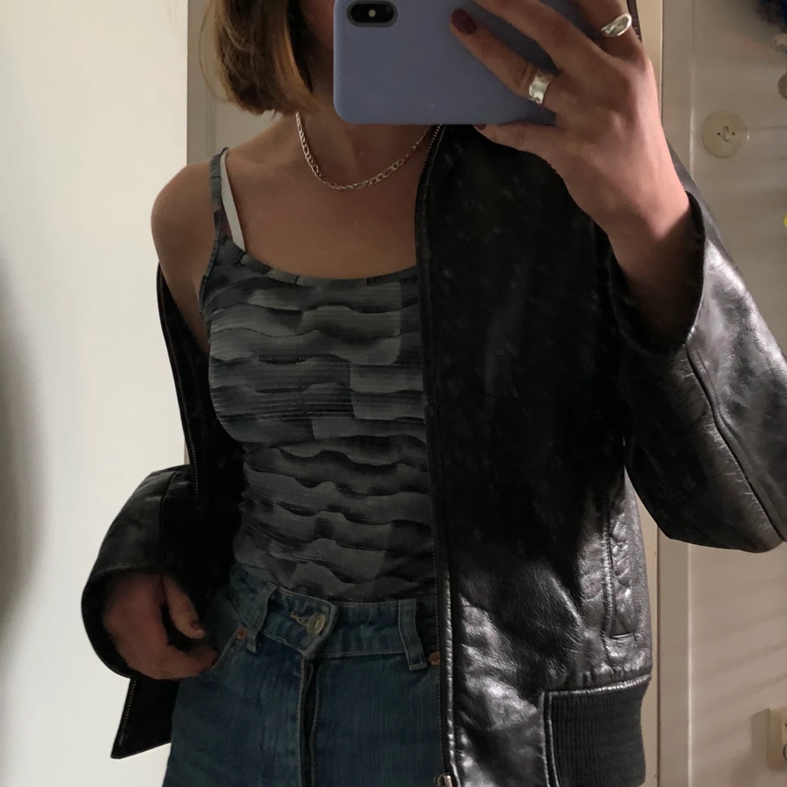 Grå topp med silverdetaljer