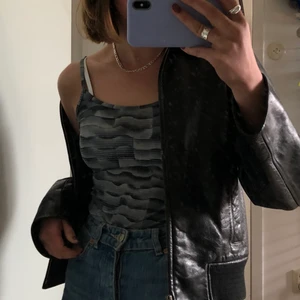 Grå topp med silverdetaljer - Supersöt liten mönstrad topp med silvriga detaljer! 