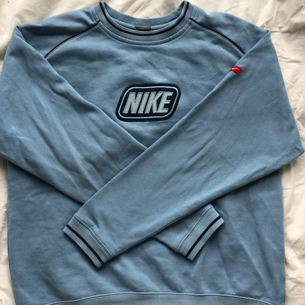 Säljer den här unika Nike tröjan som är köpt i en vintage affär i England. Den är i storlek XL men passar mig som har S i det mesta. Buda i kommentarerna, då den har varit en favorit säljer jag bara vid bra bud.. Tröjor & Koftor.