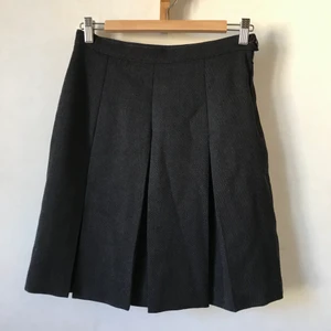 Plisserad grå kjol, 100% ull, S-M - Snyggt plisserad kjol i 100% ull, fodrad med glättigt mjukt innertyg. Grå mot svart. Är märkt i italy 44, men skulle uppskatta till mellan S och M. Kan mötas i Stockholm eller skicka mot fraktkostnad! ✨🌸✨