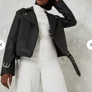 Skinnjacka missguided - Säljer min jättesnygga oversized skinnjacka från missguided ❤️ säljer pga jag köpte fel storlek och den inte gick att skicka tillbaka, aldrig använd så den är i toppskick! Skriv för fler bilder. Fake skinn! Buda med mint 10kr i taget. Högsta bud: 290kr eller köp direkt för 400kr❤️ lagt bud är lagt