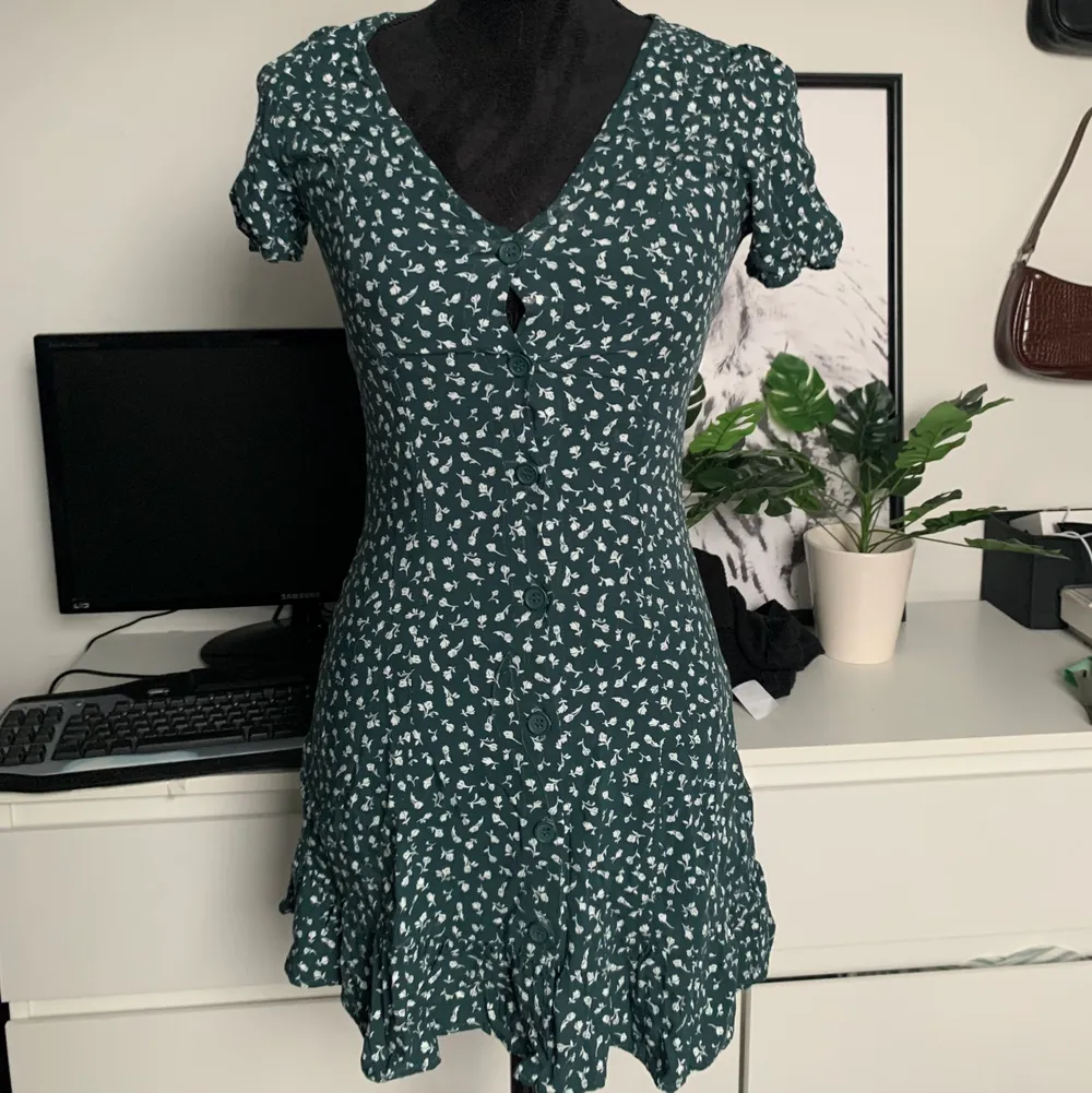 Jättesöt grön klänning. Super fin och varit en av mina favorit klänningar men tyvärr blivit för liten för mig. ✨💕🌸. Klänningar.