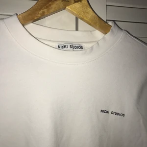 Nicki studios tröja - En snygg vit oversized tröja från Nicki studios, som inte har använts