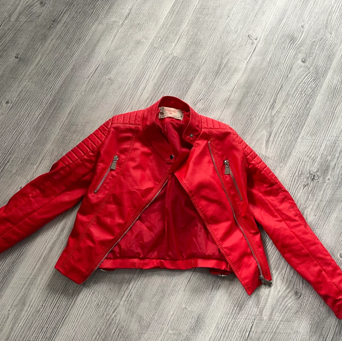 Röd skinnjacka