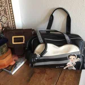 Betty Boop tennis väska  - Super cool väska från Betty Boop som jag själv aldrig har använt men köpt secondhand. Den är i fint skick, speciellt i där ser den ny ut. Dessvärre på Betty Boop finns det typ smuts som inte vill försvinna har försökt:/ 