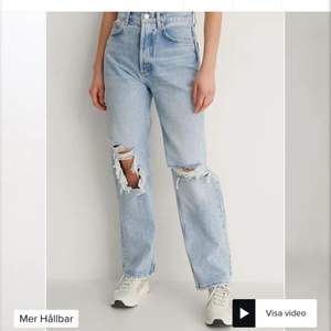 Säljer dom här fina jeans som jag har köpt här på plick! Den sitter bra och är lång i längden, hålet är större än vanligt men fin ändå 💖 