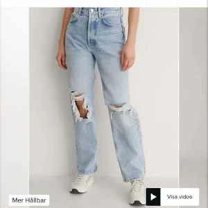 Mango Ripped Jeans - Säljer dom här fina jeans som jag har köpt här på plick! Den sitter bra och är lång i längden, hålet är större än vanligt men fin ändå 💖 