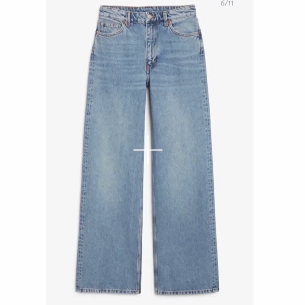 Säljer mina Yoko jeans från monki i färgen mid blue, storlek 25. Använda en del men fortfarande mycket gott skick! 100kr+frakt. Jeans & Byxor.