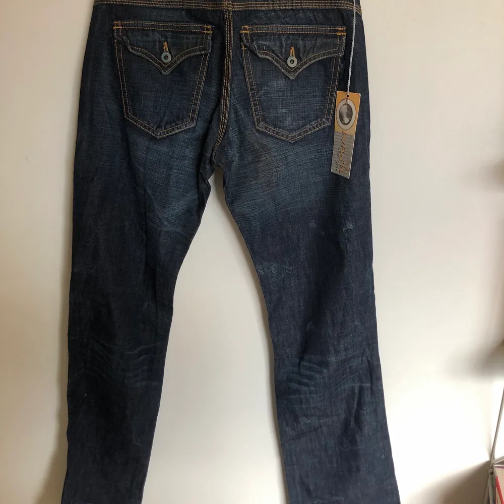 Jätte snygga,  lågmidjade jeans i nyskick, har en del märken men annars bra skick! Storlek 26/32 men säljer dem pga av att de  var för små i storleken (jag har 26/32)!  Så mindre än vad som sägs på byxorna!. Jeans & Byxor.