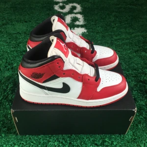Air jordan 1 mid chicago 2020 (GS) - Size US 4,5Y = EU 36,5. Condition 8/10. All og. 1500 sek / 150 €. Buyer pays the shipping cost. For more information please go visit @xhibitshop on instagram.