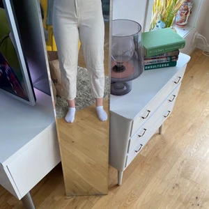 Jeans - Jättefina jeans från HM som är ankellånga. En superfin beige färg som passar utmärkt till sommaren, de är lite stora på mig, därför säljer jag dom. Kan mötas upp i Mjölby, annars står köparen för frakt!!