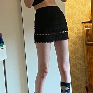 Svart kjol - Jättefin svart kjol i en slags spetstyg (se sista bilden) köpt second hand, storlek xs:) kommer dock inte till användning så säljer den därför:/ jättebra skick, inga fläckar och dragkedjan bak fungerar prima!