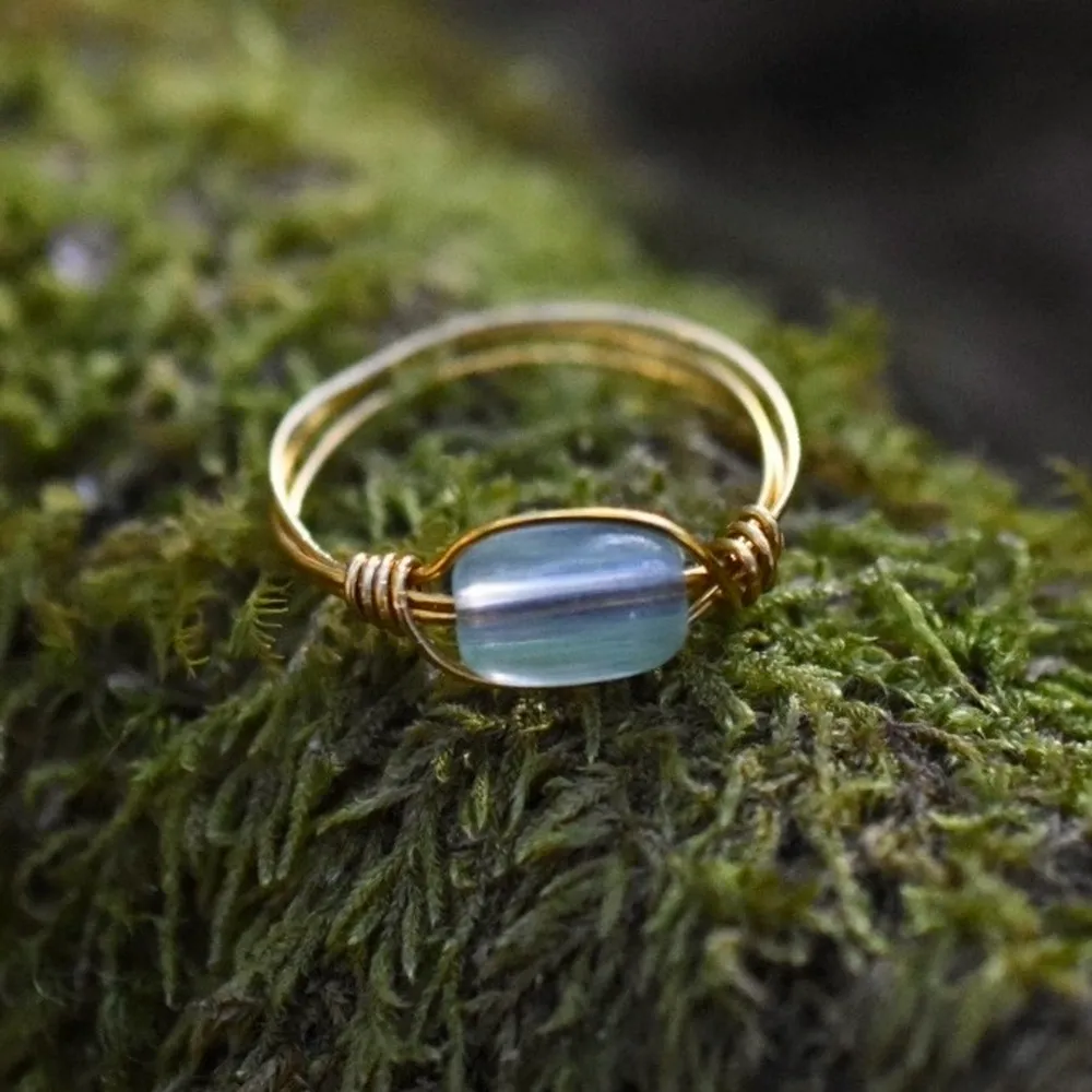 Handgjord ring med glaspärla ✨ Tråden är i mässing och ringens innermått är cirka 20mm i diameter 🌼 Ringen levereras i en fin liten presentpåse! Frakt på 12kr tillkommer 🌞. Accessoarer.