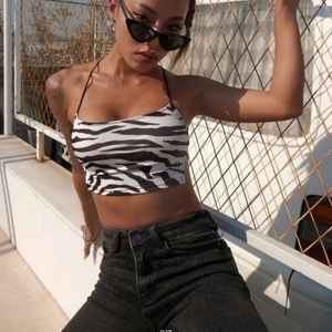 Zebra topp - Säljer denna super sexiga zebra topp! Helt oanvänd och ny! Ligger kvar i påsen då jag råka beställa 2 🥰