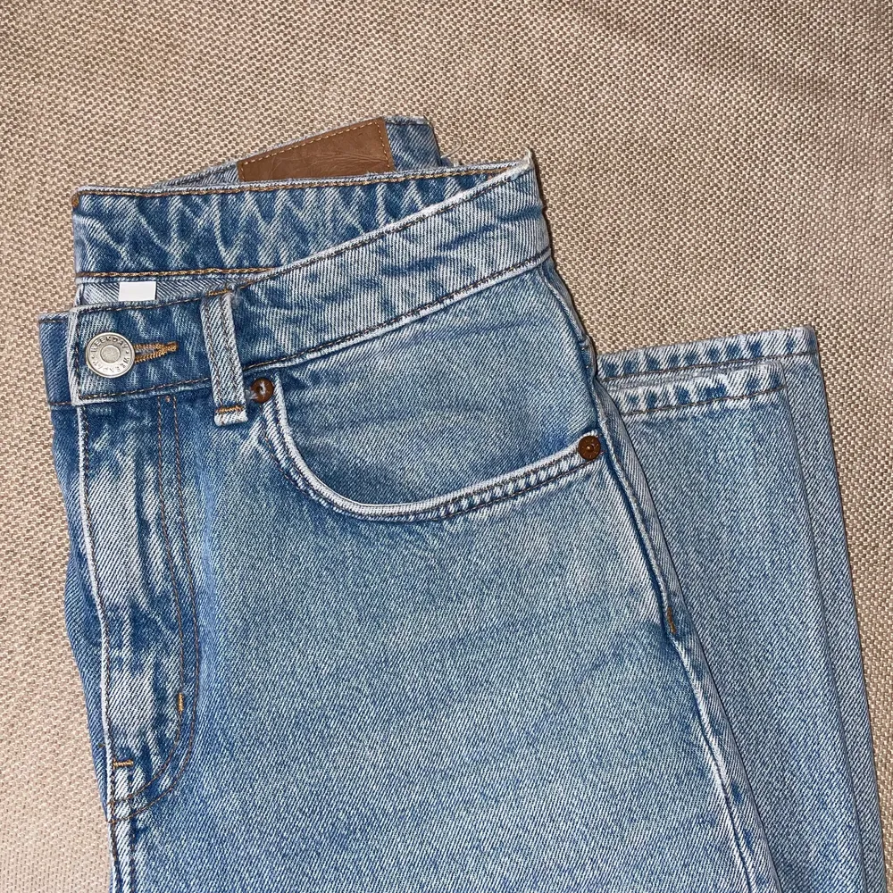 Säljer de fantastiska WEEKDAY jeansen i modellen Voyage pga lite för stora för mig. De är i bra skick, inga defekter. Denna färgen heter Pen Blue. Skönaste bästa jeansen! . Jeans & Byxor.