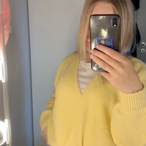 Gul stickad NA-KD tröja  - Gul stickad V- ringad NA-KD tröja storlek xxs men sitter som en xs/s 