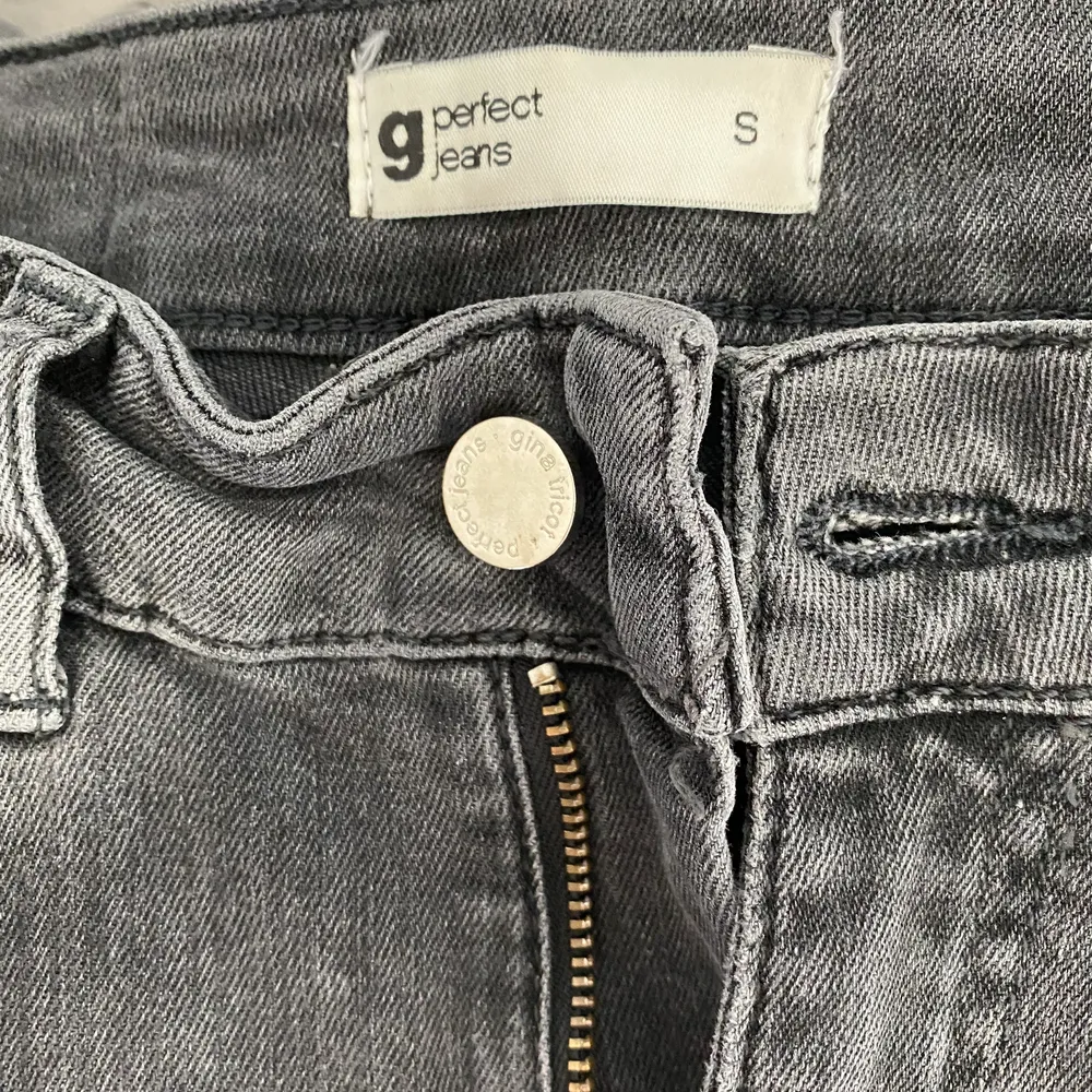 Säljer mina bootcut jeans från Gina. Eftersom aldrig avändigt dom och dessutom lite för små! Så dessa är i ett bra skick och väldigt fina☺️ köpta för 399kr säljer för 250. Jeans & Byxor.