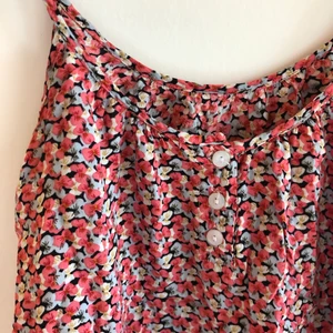 Linne - Jättegulligt och somrigt linne!! Vet tyvärr inte vart de är köpt . Frakt tillkommer💗