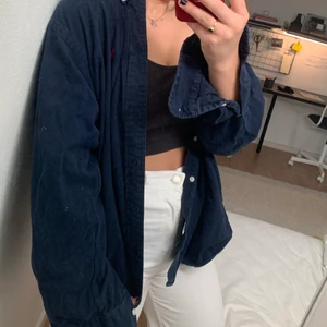 Ralph lauren skjorta - Säljer min fina oversized Ralph lauren skjorta. Den är i storlek XL och är skitfin att ha till en croptop under. Den är mörkblå och har ett rött Ralph lauren märke. 🤩🤩🤩