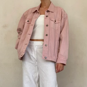 Pastellrosa jeansjacka - Säljer denna så fina pastellrosa jeansjacka💕 väldigt fint skick!