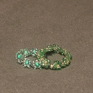 Blomringar - Blomringar som jag gör själv! Har för tillfället endast gröna pärlor i olika nyanser (skicka gärna ett meddelande om du vill se färgerna) Köparen står för frakten!