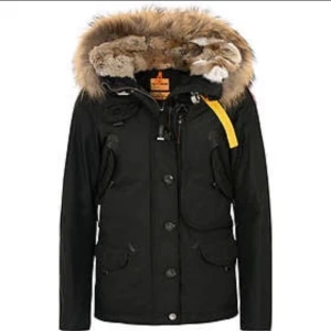 Parajumper Doris  - Parajumper i modellen Doris. Använd en vinter, storlek XS men passar som S med! Priset kan diskuteras vid snabb affär. För flera bilder skriv.