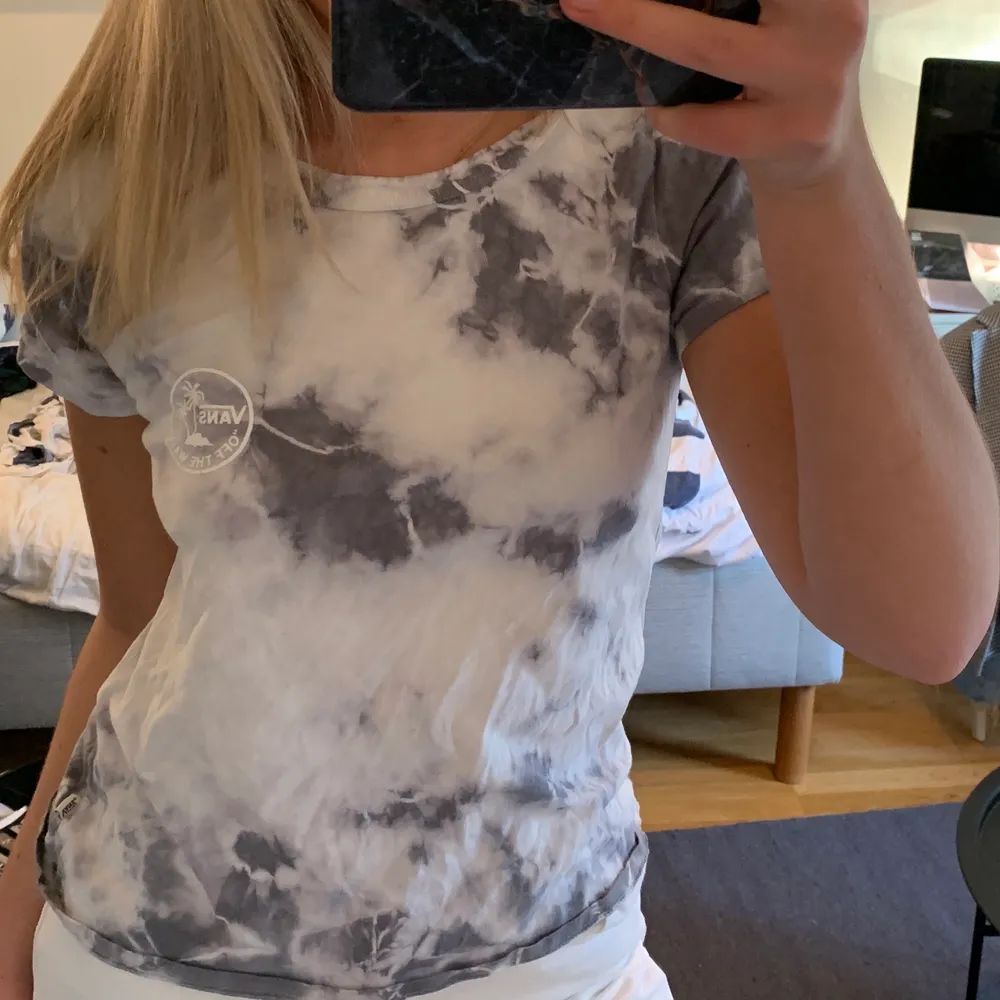 Ball t-shirt från vans med snyggt tryck på baksidan. Köpt i Newyork så är rätt unik i sin stil. Säljer pga av att den blivit lite för liten för mig.💗 . T-shirts.