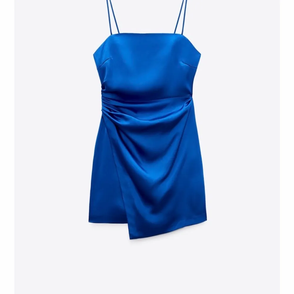 Säljer denna skitsnygga klänningen från zara då jag beställde hem 2 olika storlekar, så den är endast provad, prislappen kvar! Helt slutsåld på hemsidan, finns i bollnäs annars står köparen för fraktkostnaden ☺️. Klänningar.