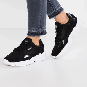 Nya adidas falcon  - Helt nya adidas Falcon! Endast provade inomhus. Säljer pga att de ej kommer till användning. Strl 37 1/3, passar mig som normalt har 38. Nypris 1099kr, säljes för 500 + frakt.