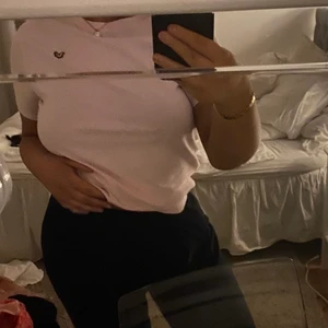 Rosa lyle & scott T-shirt 💗 - Säljer en lyle & scott T-shirt med världens finaste rosa färgen, jätte behaglig och söt ljusrosa <3 basic men elegant, går att både styla ner och upp detta plagg och passar till de mesta! Köpte för 280kr och använt ett fåtal gånger vilket menas med att den är i bra skick och näst intill oanvänd 🦋