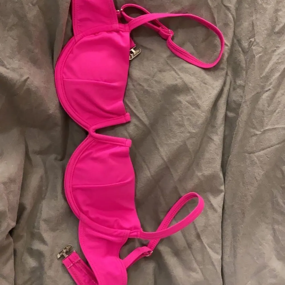 En jättefin somrig rosa färg på en jättefin bikiniöverdel aldrig använd💗. Övrigt.