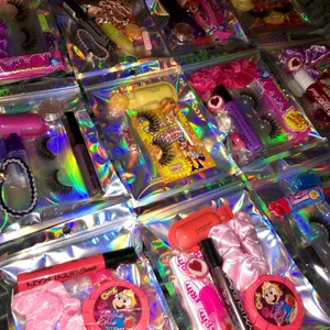 Present påsar - Hejsan!! Nu finns det dessa present påsar! Perfekta som födelsedagspresenter! Dom innehåller lösögonfransar, läppglans, hårspänne, scrunchies, nagel glitter, godis och mycket annat💗 säljs för 78kr styck plus lite frakt