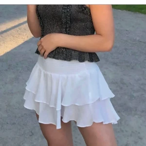 Kjol - Publicerar även denna kjol på nytt❤️lånade bilder,buda i kommentarerna! ‼️marknadsför dig inte här tack‼️ köp direkt :250kr ❣️BUD:230kr