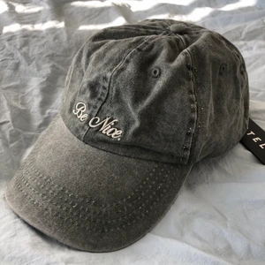 Jeans keps - Grön keps från Motel Rocks som jag inte hann skicka tillbaka. Inte använd, prislappen sitter kvar. Kunden står för frakt❤️