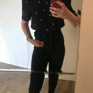 40kr - Fin topp/ tröja från ginatricot i storleken 34, bra kvalite och bra att ha om sommaren då det är lite tunnare tyg, aldrig använd säljer billigare för att det verkligen inte är min stil och hoppas att nån finner intresse och att den kommer till användning 😊 40kr+ frakt 24 ✨