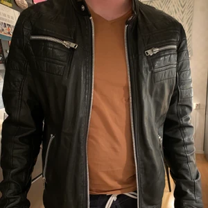 Rock and Blue läderjacka - En supersnygg läderjacka från Rock and Blue som säljes på grund av fel storlek! Den är true to size, storlek XL och perfekt jacka både till motorcykelturen och till en tur på stan! Nypris 2000kr. Knappt använd! Kan skickas, köpare betalar för frakt