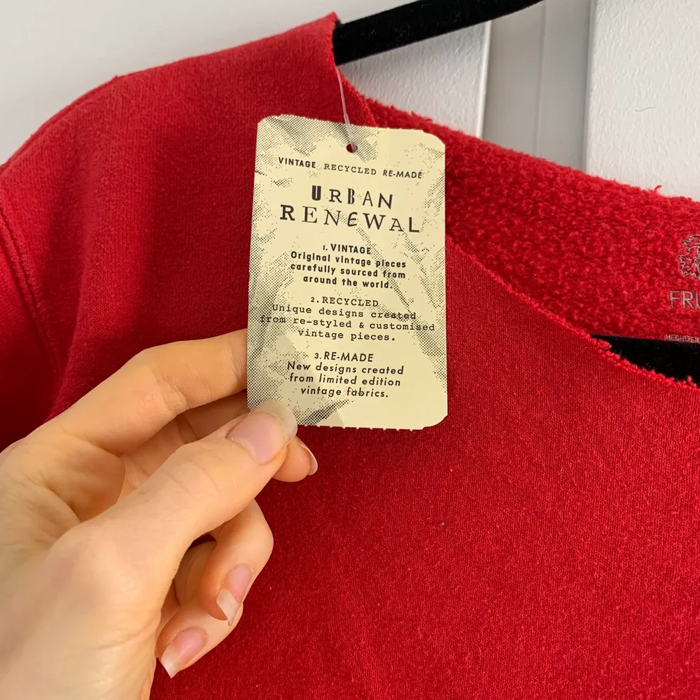 Oanvänd med lapp kvar från Urban Outfitters ”urban renewal”. Stl S. Asball men säljer för jag inte klär i rött.. Tröjor & Koftor.