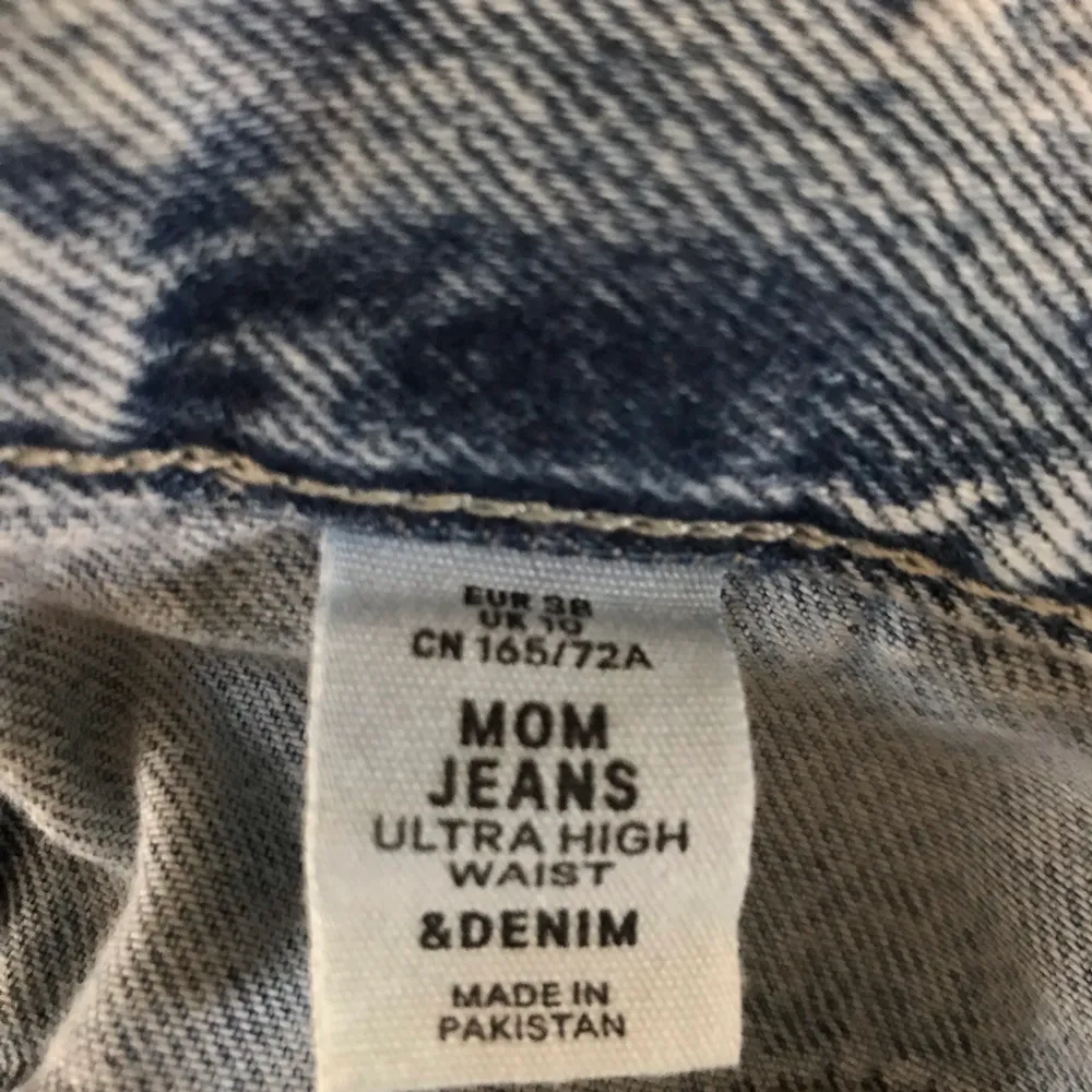 Jeans från HM i Mom modell med tillhörande skärp. Storlek 38. Jeans & Byxor.