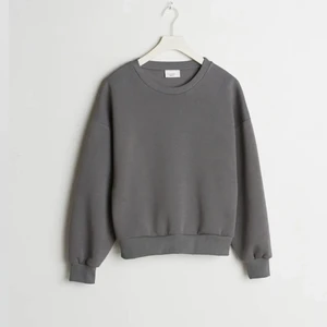 Grå collegetröja - En grå collegetröja, jätte fint material. ⭐️