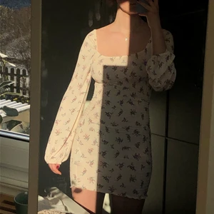 Blommig klänning - Supersöt tajt blommig klänning💘 den är i XS men passar också mig som är en S! Skriv om fler bilder skulle önskas💗 Kan frakta också! (köparen står isåfall för frakten)