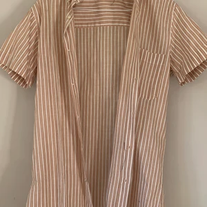 Sommar skjorta - Fin kortarmad sommarskjorta som är perfekt overaized på mig som är xs-s och fin att ha över saker❤️