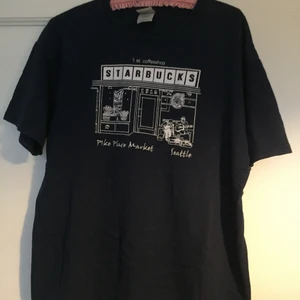 Starbucks - Säljer denna starbucks tröja då jag fått den av nån och sen aldrig blivit något med , mörkblå är den
