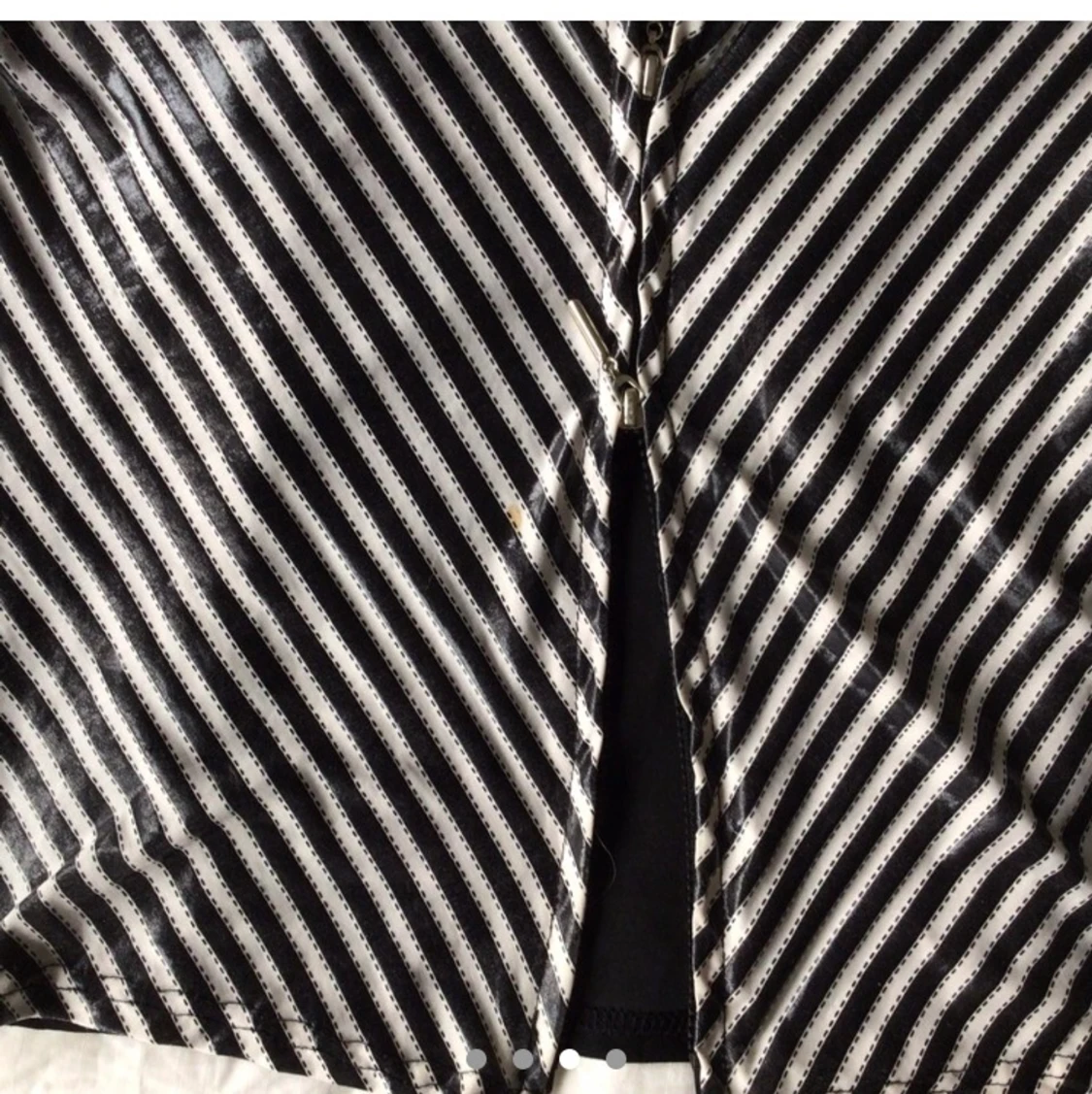 svart och vit randig dubbel blixtlås storlek S  - 91