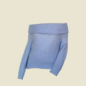 Off shoulder tröja - 🌟 Nedsatt pris, doneras snart!🌟 Tjockare off shoulder tröja. Superfin ljusblå färg. Lite nopprig på armarna 💙
