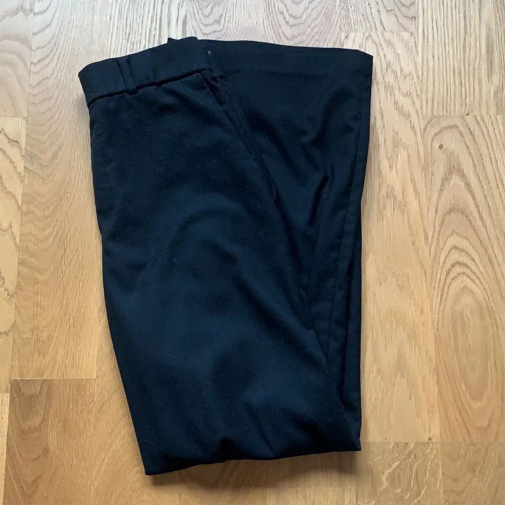 Säljer dessa svarta kostymbyxor från Uniqlo. Använda ca 5 gånger och är därför i väldigt fint skick. Köparen står för frakten och betalning sker via swish💗 (Skicka privat för fler bilder). Jeans & Byxor.