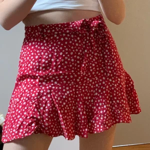 Kjol - Så fin kjol från zara med inbyggda shorts. Knappt använda och i nyskick💕