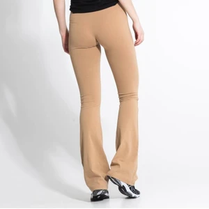 Yogapants Beige SL M  - Ett bar helt oanvända byxor i färgen beige. Köpt för 100kr och säljs nu för 50kr 