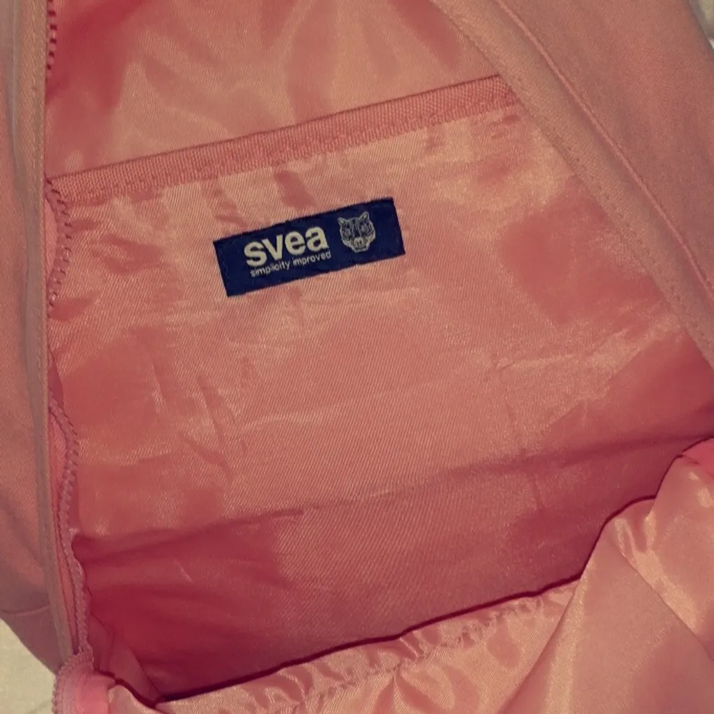 Ryggsäck ifrån märket Svea. Knappt använda så den är i nyskick. Fin rosa färg som inte sticker ut för mycket, den har även innerfickor. Köparen står för frakten, hör av dig vid frågor 🥰🌸. Väskor.