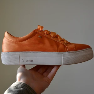 Orangea sneakers - Säljer mina K.Cobler sneakers som jag använt en gång. Vänstra skon har lite slitage vid tårna i tyget som inte syns här men kan skicka bilder. Storlek 38. Nypris 900 eller 1000 kr. (Frakt står köparen för) 🧡🧡🧡🧡
